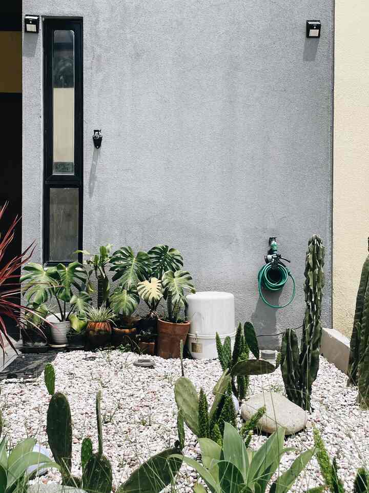 Update taman, lampu outdoor bulat dengan sensor otomatis, agar tambah terang dan estetik #inspirasitaman #drygarden #tamankering #livealone #facade #livealon #smallhouse #decorinspiration #decorinspo #decorideas 