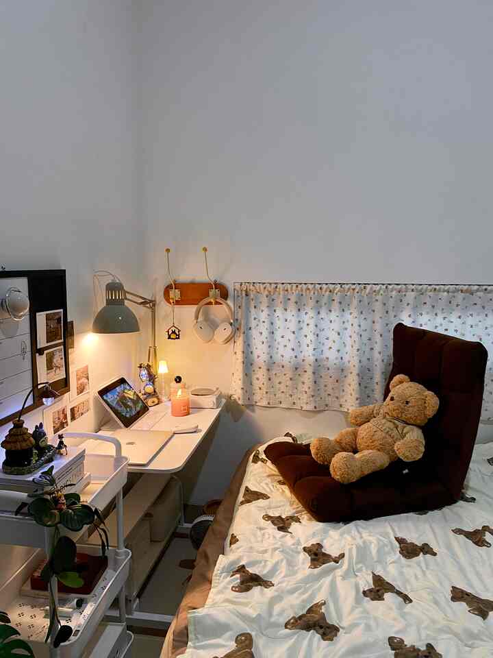 Cozy night 🌃

Suasana kamar dan meja kerja di malam hari yang hangat dan minimalist ☘️

#nightaesthetic #cozyhome #homeinspo #bedroomstyle #deskdecoration
