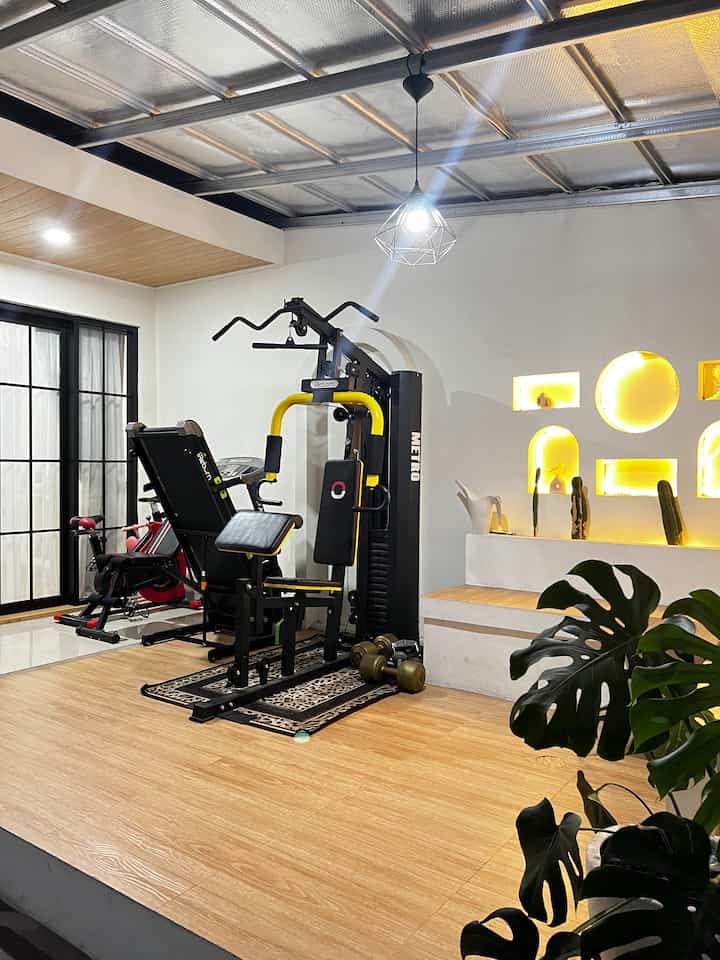 Ruang gym ini berada di teras rumah atas, karena terasku ada 2 jadi sengaja saya dan suami membuat ruangan gym ini diluar agar tidak pengap & sambil olahraga bisa langsung menghirup udara alami dari luar.
#ruanggym #tempatolahraga #ruangansantai #tempatgym #areagym #gym #tempatfitnes #ruangangym #ruanganfitnes