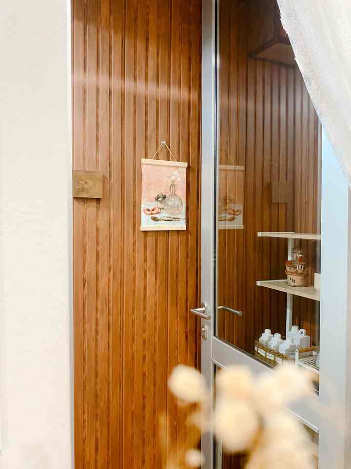 Ruangan tersembunyi yg jarang muncul buat taruh botol" bebersih dibuat menggunakan wallpanel duma agar terlihat lbh warm dan dipasangkan lampu dinding agar tetap cantik dan tidak gelap #ruanglaundry #ruangrahasia #rumahmungil #rumahkecil #homestagram #homesweethome 