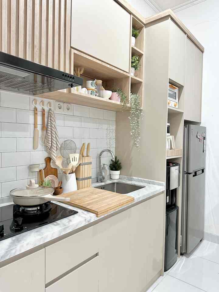 Dapur mini dengan ukuran top table 1,8 meter lumayan cukuplah ya untuk kegiatan masak memasak setiap harinya. Dengan kondisi dapur yang mini ini, aku jadi lebih selektif saat memilih barang supaya lebih fungsional namun juga terlihat estetik ❤️
#dapur
#kitchen
#home
#homedecor
#kitchendecor