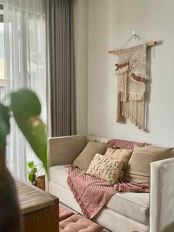 Living Room ini selalu ditata dengan nyaman, mulai dari penataan warna setiap items nya, juga material yg digunakan seperti cushion dan Sofa Blanket dengan penataan yg tepat, maka ruangan terasa nyaman dan betah penghuni nya. 


#livingroom #livingroomideas #cozy #bohostyle #homedecor