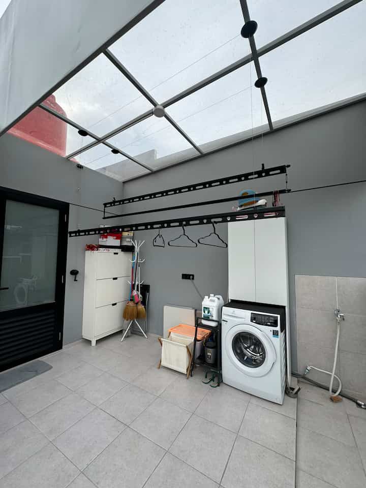  Selamat datang di laundry room rumah kami!

Tepatnya laundry room ini ada di balkon atas. Dengan pemandangan kota Bandung sangat betah sekaliii ada di spot ini

Jemuran yang dipakai juga sangat sesuai dengan konsep yaitu minimalis.

#laundryroom
#inspirasilaundryroom
#ruangcuci
#balkon 
#jemuran
#inspirasi