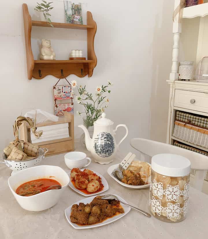 Hai teman2 menu wajib dihari raya lebaran ala aku tuh pasti ada ketupat,sayur kacang labu,telor balado dan rendang..gak lupa juga kerupuk emping sebagai pelengkap menu makanan dihari raya..
Selamat hari raya..mohon maaf lahir batin semua 🙏🏻🥰



#hariraya #dinningroom #astetik #dekorasihariraya #menuhariraya #lebaran2024 #tangsel 