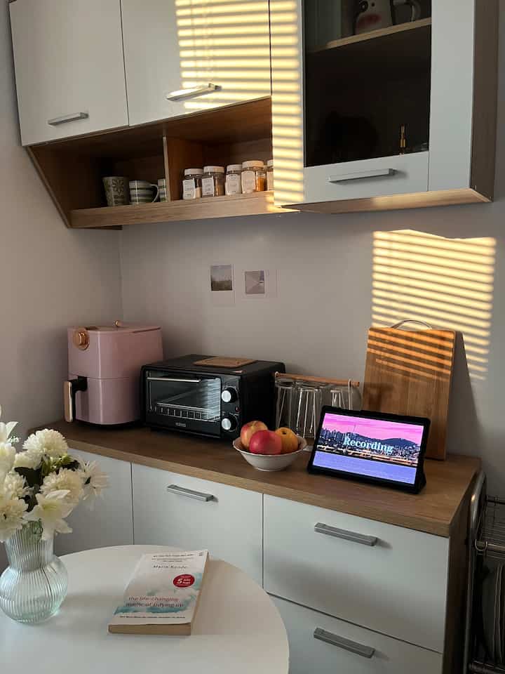 I like it best when the afternoon sunlight enters the kitchen like this 🫶🏻

I hope you don't get bored with my kitchen that is still like this 😁🙌🏻

#KitchenInspiration #Minimalist #Japandi #DreamKitchen #Dapurpengantinbaru #dapurkecil #dapurminimalis