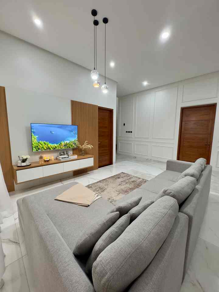  Perkenalkan ruang tv d rumahku, tempat ngumpul keluarga kl malem ya di sini, kabinet tv yg d design simple tp cantik ini mengusung tema earth tone…  kombinasi warna coklat dan putih itu bikin ruangan terlihat luas dan sejuk… jgn lupa di kasih printilan bunga biar ga terlalu polos… semoga menginspirasi 🙏 #ruangtv #ruangkeluarga #kabinettv #livingroom