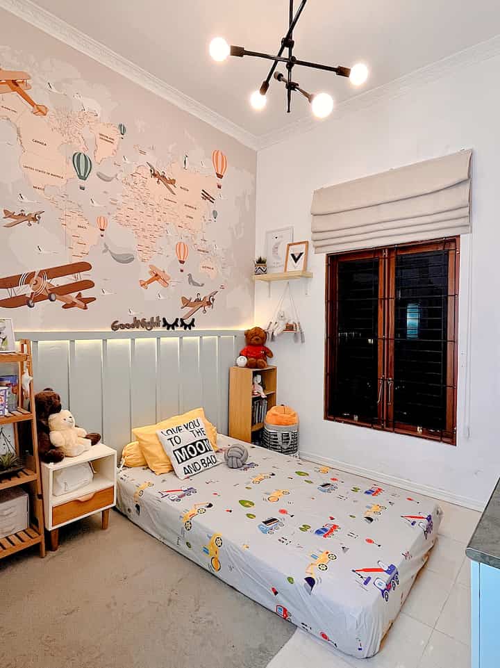 Kamar ini menurut ku cukup ramah anak, karena di design ramai dan penuh warna. Cocok untuk stimulus otak anak agar semakin kreatif. Aku pilih kasur lesehan dan tidak lupa sprei bermotif favorit anak.  Tips untuk kamar anak adalah pilih bermotif ceria , hindari monocrome. Dan jangan lupa letakkan buku favoritnya di dalam kamar agar anak tergugaj untuk membaca. Hindari mainan berada di kamar agar anak fokus istirahat. #KidsFriendlyHome
#RumahRamahAnak
#FamilyFriendlyDesign #Homedecor #dekorasirumah #homeinspiration #homeideas #interiorstyling #rumahcantik #desainrumah #inspirasirumah #desainrumahminimalis #desainrumah #rumahminimalis  #vintagehome #modernfarmhouse 