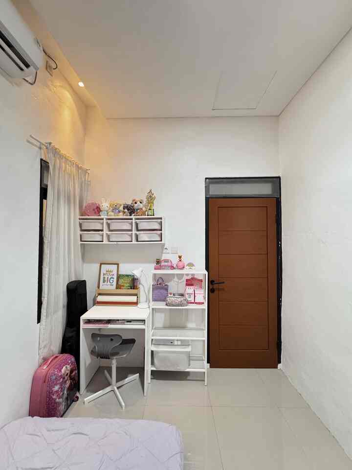 karna rumah kita berdiri dilahan terbatas, jadi utk tempat bermain dan belajar anak aku satukan dengan ruang tidur anak ku . tidak cukup luas memang tapi cukup dengan pemilihan furniture yg simpel dan fungsional . 

serta aku hanya menggunakan kasur utk anak ku dengan size 120x200 agar ruang gerak utk bermain dilantai kamar masih leluasa ✨

semoga rumah segaris ku ini menginspirasi yah utk tetangga online ✨

#KidsFriendlyHome
#RumahRamahAnak
#FamilyFriendlyDesign
#rumahsegaris
#kamaranakinspo

