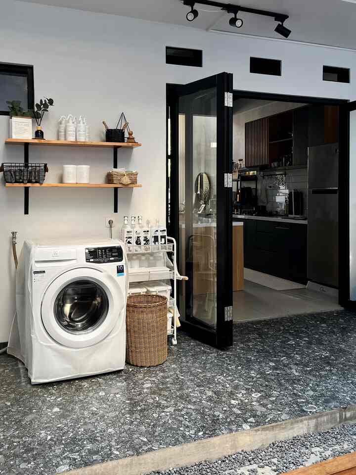 Area laundry di sore hari ✨
Area laundry #rumahmaknaa berada di ruangan semi outdoor yang tidak kehujanan tapi kalau cuaca cerah bisa terkena sinar matahari langsung. 

Ukuran area laundry ini kecil hanya 1,5 x 1,5 meter tapi kami coba manfaatkan semaksimql mungkin. Supaya terlihat lebih rapih dan tetap aesthetic, kami menggunakan storage dan dekorasi dengan warna yang senada, yaitu putih, hitam, dan coklat natural. 

#LaundryRoom #ServiceArea #TinyHouse #BDG #JapandiIndustrial #LaundryInspiration 