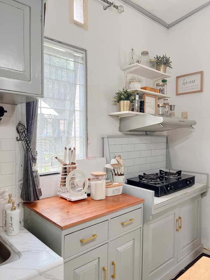 Dapur lagi jangan bosan ya, kali ini lebih closeup. #Homedecor #dekorasirumah #homeinspiration #homeideas #interiorstyling #rumahcantik #desainrumah #inspirasirumah #desainrumahminimalis #desainrumah #rumahminimalis #rumahkorea  #vintagehome #modernfarmhouse #kitchen #dapur #inspirasidapur