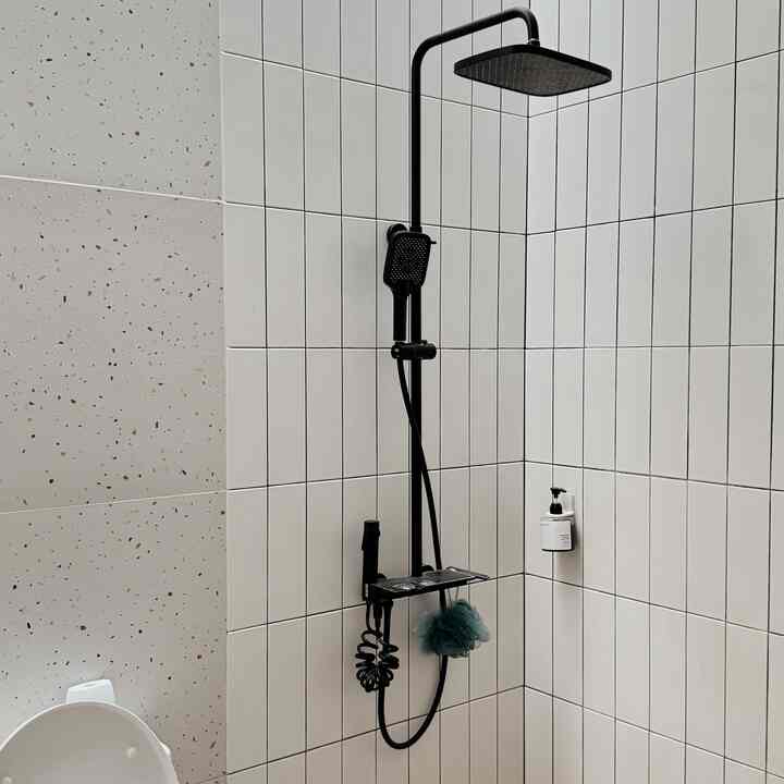 Kamar Mandi di Nurama House ✨

Karna kebutuhan ruang yang banyak sedangkan luasan tanah yang tidak begitu besar hanya 75m persegi jadi disini sengaja kamar mandi utama tidak berada di dalam kamar utama. 

Alasan kedua, karna aku sebagai home owner kurang suka kalau kamar mandi letaknya ada di dalam kamar.

Kamar mandi ini ukurannya 1.8 m x 2.7 m, termasuk kamar mandi yang masih apa adanya. Karna kamar mandi ini belum ada kabinet wastafel, pembatas kaca antara area kering dan basah, belum ada exhaust, dan water heater. Karna kami pelan-pelan banget ngisi rumahnya, jadi kami gamau buru-buru dalam hal mengisi rumah takut malah jadi gampang bosan dan cepat rusak.

Cuma yang aku suka dari kamar mandi ini, kamar mandi ini ga pernah lembab. Karna di design sejak awal menggunakan granit full ceiling dan terdapat skylight. Adanya skylight ini bisa memaksimalkan cahaya matahari masuk ke dalam, jadi kalau siang hari kamar mandi ini terang dan tidak perlu menggunakan lampu lagi😉
#BathroomDesign
#InspirasiKamarMandi
#SkylightKamarMandi
#BathroomNuramaHouse
#KamarMandiSehat