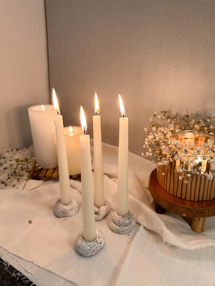 Dirumah aku suka bgt koleksi lilin, bentuk apapun.. karena cahaya lilin itu bisa menenangkan, apalagi yg aromaterapi. vibes dirumah jd berubah kalau sudah nyalakan lilin #candle #romanticvibes #candledecoration #dekorasirumah #dekorasikamartidur #dekorasidapur #lilinberaroma #lilin 