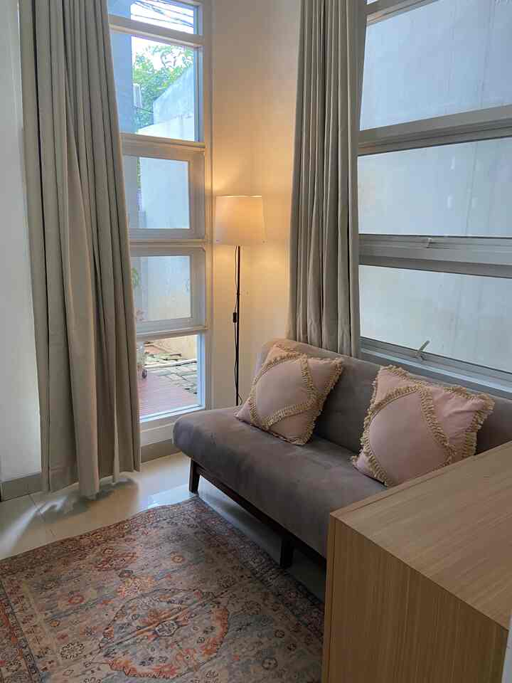 Hai semua, ini adalah ruang tamu di rumah yang lebarnya cimit banget hehehe. Aku pribadi sih sebetulnya kurang suka adanya ruang tamu, karena buatku menjadi ruang kosong yang tidak terlalu terpakai. Sayang kan kalo ada ruang seperti itu, lebih baik ruang tersebut dimanfaatkan untuk hal lain. Anyway, di ruang tamu ini ada beberapa barang yang upcycle alias aku makeover (dengan bantuan profesional tentu nya hehe). Yang pertama ada sofa 2 seater lungsuran orang tua yang aku ganti kain nya saja (udah aku tag dimana ganti kain sofa nya), dan yang kedua ada kitchen cabinet ga kepake aku pasang aja sebagai credenza di ruang tamu ini. Kitchen cabinet ini juga asli nya berwarna putih, tapi kemudian kita lapisin hpl coklat. Kalo di rumah temen-temen ada kah barang lama yang di makeover?

#RuangTamu
#UpcycleFurniture
#FurniturLama
#MakeoverFurniture
#RuangTamuMinimalis