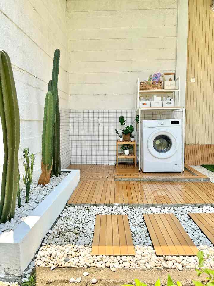 Laundry room ini letaknya di belakang rumah, supaya terlihat lebih cantik bagian dinding sampingnya aku buat taman kecil dengan tanaman kaktus dan bebatuan putih supaya aktivitas mencuci tidak membosankan

#laundryroom
#inspirasilaundryroom
#desainlaundryroom
#japandi
#makeoverlaundryroom
#homedecor
#laundryroominspo