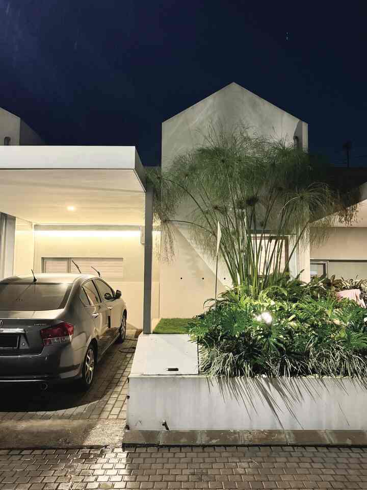 Kondisi fasad malam & sore hari saat hujan gerimis. 
Saat ini area utama fasad di dominasi elemen vegetasi yaitu papyrus. 
Tanaman tersebut merupakan tanaman air yang membutuhkan banyak air dan udara lembab, pada mulanya kami hanya menanam 5 batang tanaman dan sebenarnya masih coba-coba karena takut mati / kurang cocok dengan udara di siang yang hari cukup panas.
Namun ternyata diluar dugaan tanaman malah tumbuh subur sampai hampir menutupi area fasad walaupun sudah dirapikan berkali-kali.
Ternyata perawatannya cukup mudah dengan durasi penyiraman 2x sehari.

#FacadeStyling
#FacadeDesign
#FacadeInspo
#LandscapeDesign
#TropicalLandscape
#LandscapeInspo