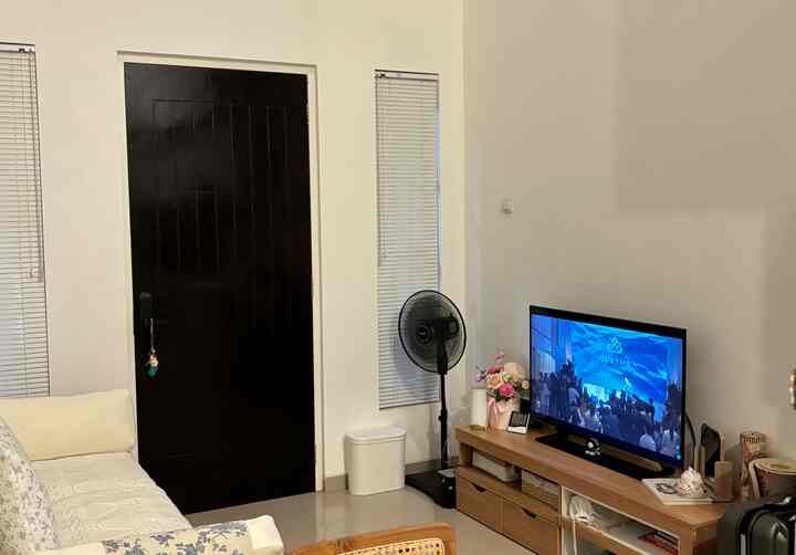 Waktu Film~

#LivingRoomIdeas #MinimalistLivingRoom #IdeRuangTamu #WhiteAndWoodyFurniture #RuangTamuMinimalis