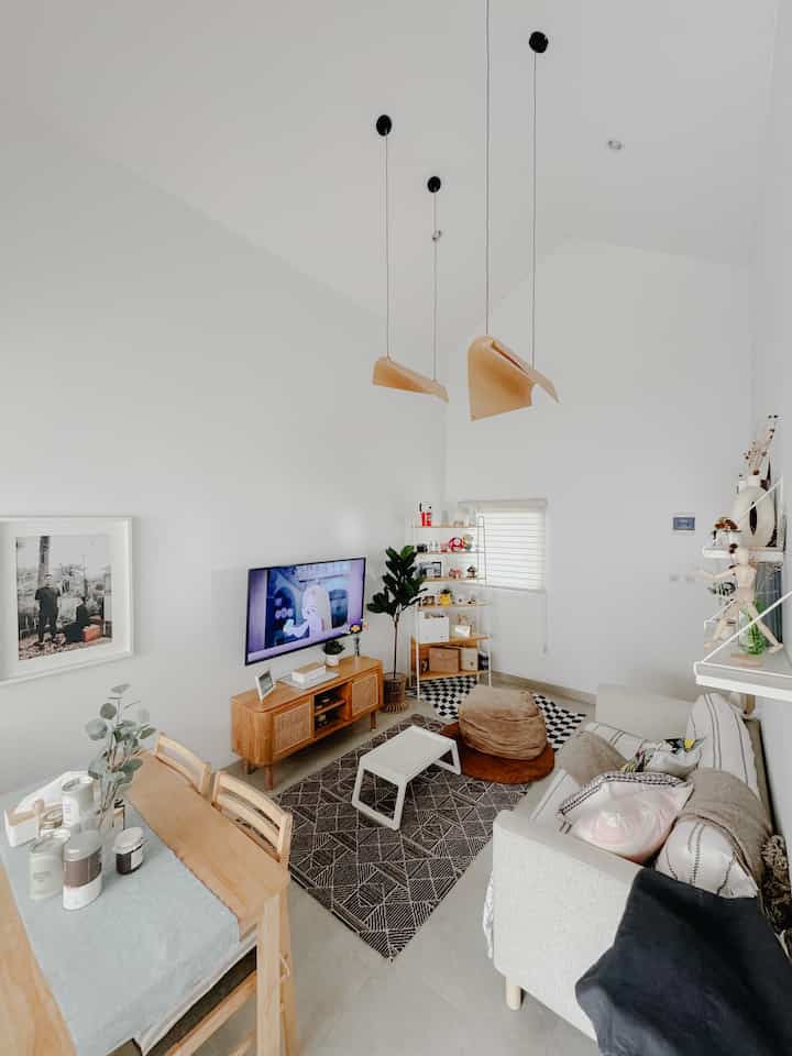 Ruangan paling kids friendly di rumah ini adalah area living room yang desainnya open plan dan memiliki ceiling yang tinggi sehingga anak-anak dapat leluasa menonton tv maupun bermain.

Di area ini juga terdapat lemari pajangan yang berisi mainan untuk dimainkan.
Untuk pajangan yang bersifat pecah belah sengaja diletakan di bagian atas sofa yang jauh dari jangkauan anak-anak.

#KidsFriendlyHome
#RumahRamahAnak
#FamilyFriendlyDesign
#LivingroomInspo
#LivingroomStyling
#LivingroomDesign