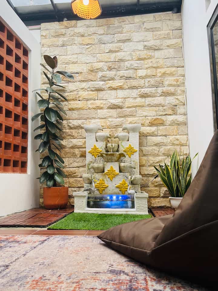 Taman indor di ruang tengah aku, karena suami dulu kepengen banget ada suara suara air mancur di tengah rumah jadi lah kita bikin taman ini pakai kolam air mancur portable, karena kalau bikin yang besar agak ribet dan biaya nya lumayan ☺️
#tamanindor
#inpsirasitamanindor
#inspirasitaman
#designtamanindor
#dekorrumah
#rumahcluster