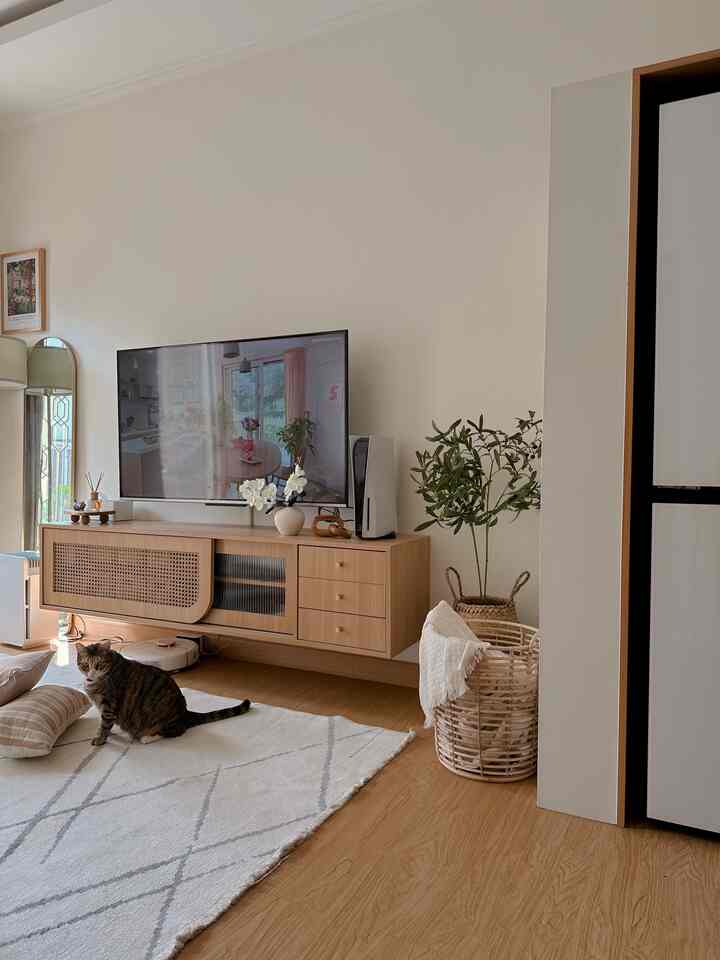 Kemaren abis ninggalin kucing-kucing di rumah 3 harian karena mudik. Kangen bangeeeet 🥹✨

Emang ya, there is no place like home. Paling nyaman di rumah sendiri 🤎🤎🤎

#livingroom #homeinspo #homedecor #homedecoration  #homeinspiration #homesweethome #homeideas #instahome #instadecor #desainrumah #desainrumahminimalis #rumahkecil #inspirasirumah #inspirasirumahmungil #tinyhome #smallhouse