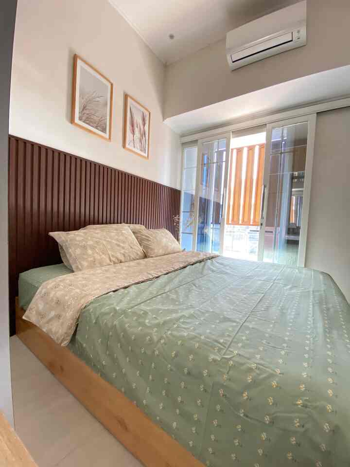 Kamar utama yg sederhana. Yg menarik hanya pintu ke mini balkon. Kami buat pintu geser dengan menambah stiker cermin. Jd jika dari luar terlihat seperti cermin. Tp kekurangannya jika malam lampu dikamar menyala maka terlihat jelas dari luar 😬
#kamarsederhana
#kamarminimalist
#kamarutama
#idekamarsederhana
#dekorasikamartidur
#kamartidursederhana
#iderumahminimalist