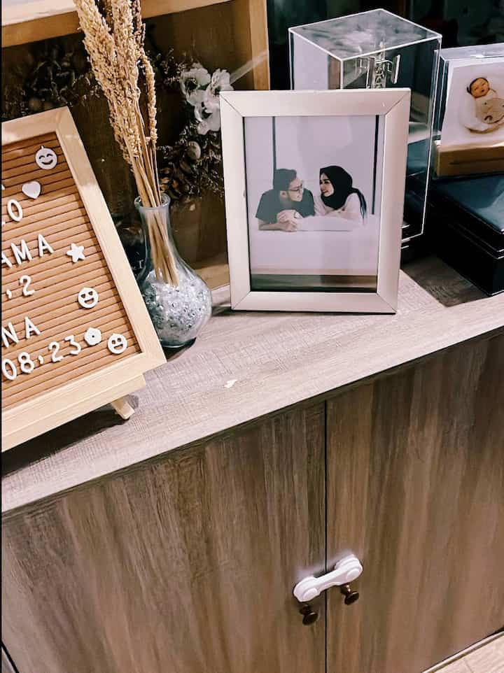 ✨ HELLO! ✨ 

Small entrance, tapi kita tambahkan essential things buat kami supaya ketika masuk/keluar dari rumah, menjadi pengingat untuk kami 🥰 

Bingkai foto, papan nama, dan hiasan lainnya menjadi pemanis ketika masuk kerumah 💕💕 

#entrance #hallway #nightmode #rumahminimalis #rumahindustrial #rumahkecil #industrialhouse 