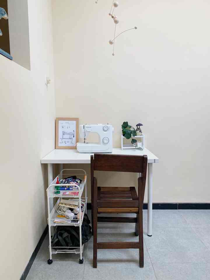 Ruang jahit sederhana dirumahku. Ngga terlalu banyak dekorasi tapi jadi salah 1 tempat yang ngebuat aku suka banget lama lama disini.
Looknya clean ditambah dengan adanya skylight yg ngebuat spot ini jadi terang.

#ruangjahit
#aestheticroom
#dekorasisimple
#minimalis
#homedecorlowbudget