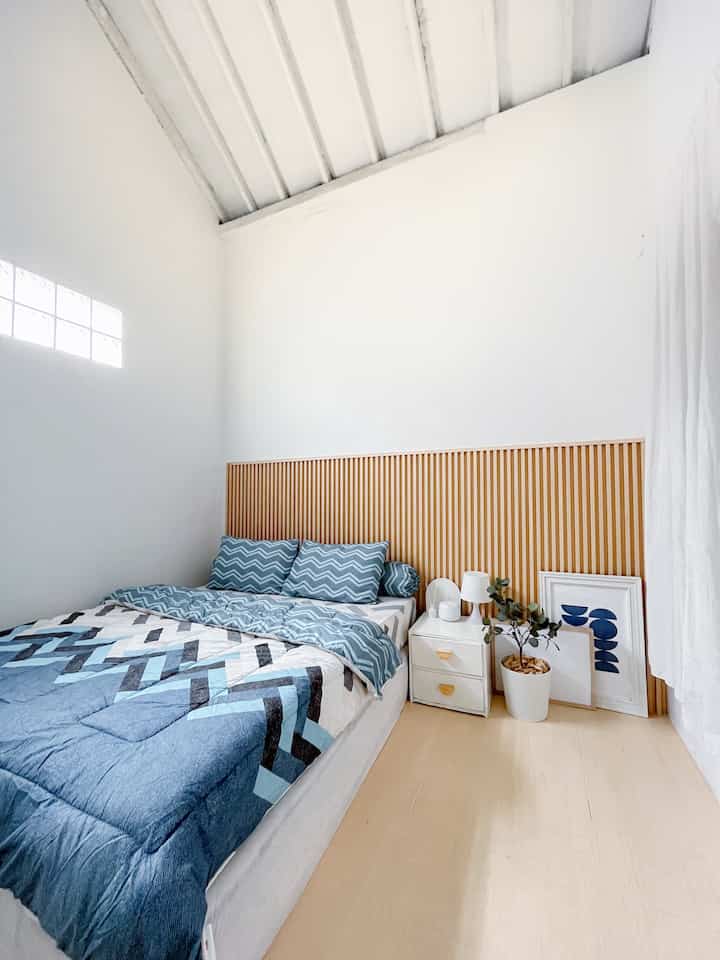 Mengganti sprei menjadi warna warni sebagai penyegaran 🤍

#Skandinavia
#rumahlama
#bandung
#barangdekoratif rumah
#decorlowbudget
#kamar tidurinpo
#inspirasikamartidur