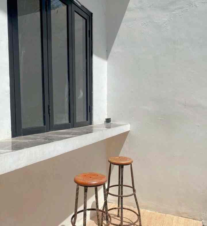 Ini adalah area mini bar yang belum pernah aku posting sebelumnya. Dirumahku terdapat area mini bar. Sesuai namanya ukurannya memang sangat mini. Biasanya aku menikmati pagi dan sore hari disini bersama suamiku. Mini bar ku berada di luar ruangan sehingga terasa lebih sejuk jika sedang bersantai dipagi atau sore hari.

Jika jendela mini bar terbuka, langsung terarah ke area dining room. Sehingga memudahkan aku jika ingin menghidangkan makanan di meja mini bar.

Semoga menginspirasi 🥰

#minibar #diningroom #homeinspiration #inspirasiruangmakan #inspirasiminibar #rumahminimalis #rumahsederhana 