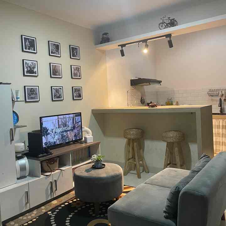 Beberapa product yang disukai dirumah ini, menambah kesan cantik dan estetik. Beberapa ada yg beli di toko langsung dan marketplace.

Area ini fav buat keluarga duduk santai, atau sekedar makan bareng.

Nyaman dan ramah untuk anak pastinya. Semoga bisa menginspirasi.


#rumahdalamgangskm
#homedecor
#Rumah 
#rumahdengananak
#ruanganfav