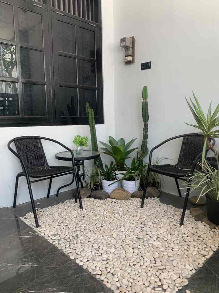 Taman kecil sisa space di teras depan dimanfaatkan sedemikian rupa dengan taman kering menggunakan hardscape batu koral putih dan tanaman yang mudah dalam perawatannya. Dan ditambahkan kursi teras untuk bersantai di sore hari
#terasmungil
#inspirasirumahmungil
#tamanestetik
#drygarden
#nasrliving
#homeinspo