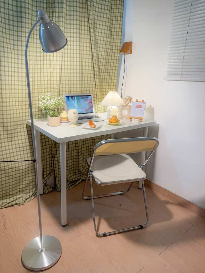 Meja kerja dengan lampu baru ku 🤍


#desktour #deskdecor #mejakerja #dekormejakerja #dekorasimeja #mejabelajar #studydesk #destsetup #deskinspo #decorinspo #inpirasiruangkerja #insipirasidekor #roomdecor 