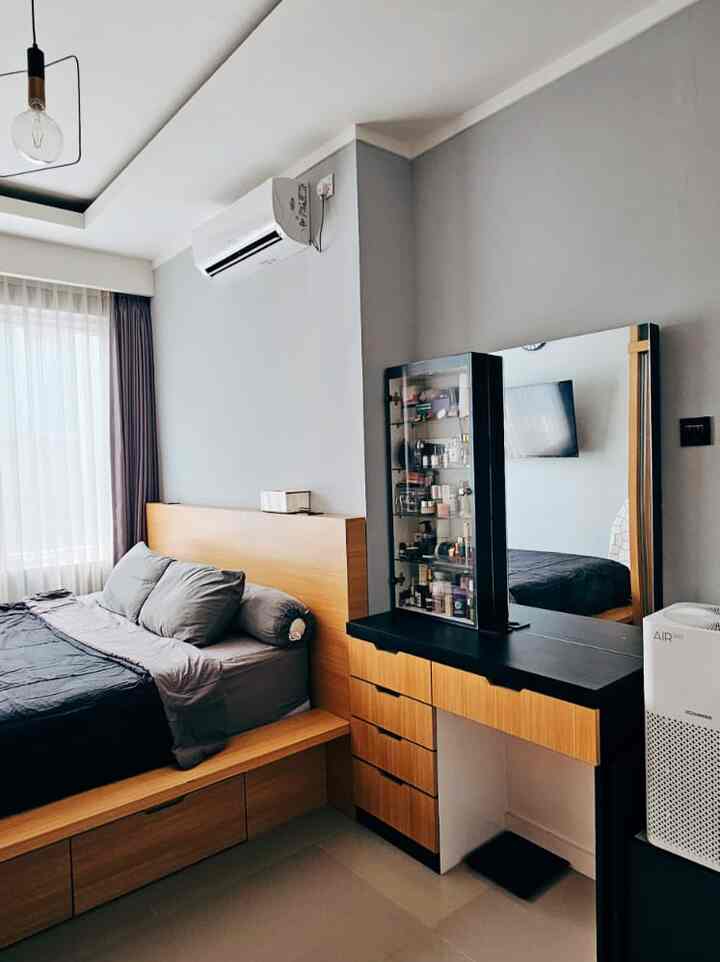 Saat rumah ini kami beli, ukuran kamar utama tidaklah cukup luas. Renovasi yang kami lakukan untuk lantai atas adalah termasuk memperluas kamar utama ini. Proses desain dilakukan secara detail termasuk rencana posisi furniture, elektronik, pencahayaan, bentuk plafon hingga ke stop kontak. Desain furniture pun kami buat secara custom untuk menyesuaikan ukuran kamar dan estetika secara keseluruhan.
#BedroomRenovation
#RenovasiKamarTidur
#MasterBedroomDesign
#DesainKamarTidurUtama
#rumahcluster
#renovasirumahcluster
#bsd