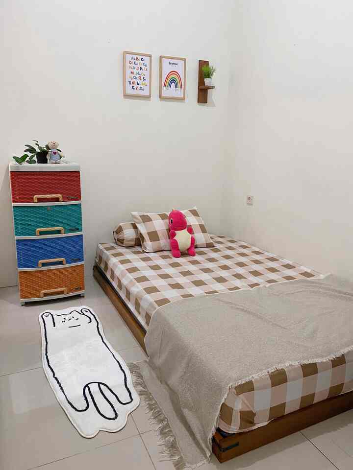 Kids room👧🏻
Kamar anak yang ukurannya tidak luas ini, sudah lamaaaa sekali ingin dimakeover, bermain dengan warna cat tembok tapi belum juga dapat inspirasi. Sementara ini masih menggunakan pernak pernik dengan warna yang cukup mencolok agar terkesan lebih ceria yang identik dengan dunia anak. Tidak ada tips yang menarik selain menata rapi semua mainan dalam 1 lemari, tidak begitu banyak yang ditonjolkan agar terkesan lebih bersih dan simple. Karna tips rumah rapi adalah setiap barang harus mempunyai rumahnya masing masing. Begitu pula yang aku terapkan di kamar kecil anakku ini.
#KidsFriendlyHome #RumahRamahAnak #FamilyFriendlyDesign #InspirasiKamarAnak #KamarAnakMinimalist #DekorasiKamarAnak #KamarAnakMungil