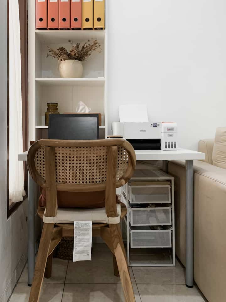 Besok seninn! Semangaaat yang sudah mulai kembali bekerja, kumpulin pundi pundi lagi setelah lebaran bagi bagi THR buat ponakan 🤭. yang kerja dikantor ataupun dirumah semoga kerjaannya lancar jaya yaa, Amiin.
-
Yuk Mulai jalan pagi lagi buat ngelunturin rendang dan kawan kawannya.
#homeoffice
#rumahkantor
#officearea
#japandihouse
#bekasi