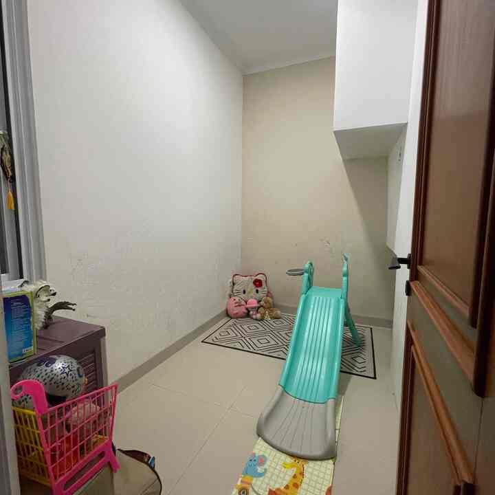 Ruang bermain

Sebenarnya ini tuh kami sediakan untuk kamar anak kedua kami. Karna anaknya masih kecil jadi kita gunakan area bermain.

Agar nyaman dan aman tentunya. Dilengkapi dengan storage untuk penyimpanan mainan, beberapa buku, dan perosotan.

Ukuran kamar ini tidak besar, tapi nyaman untik digunakan. Di area ini bukan hanya saja si adik yg bermain, tapi si kakak pun ikut bermain diarea ini. Agar tidak mengganggu ketika ada tamu. 

Berantakannya hanga diruangan bermain saja.



 #KidsFriendlyHome
#RumahRamahAnak
 #FamilyFriendlyDesign
#ruangbermain
#playmat 
#rumahdalamgangskm