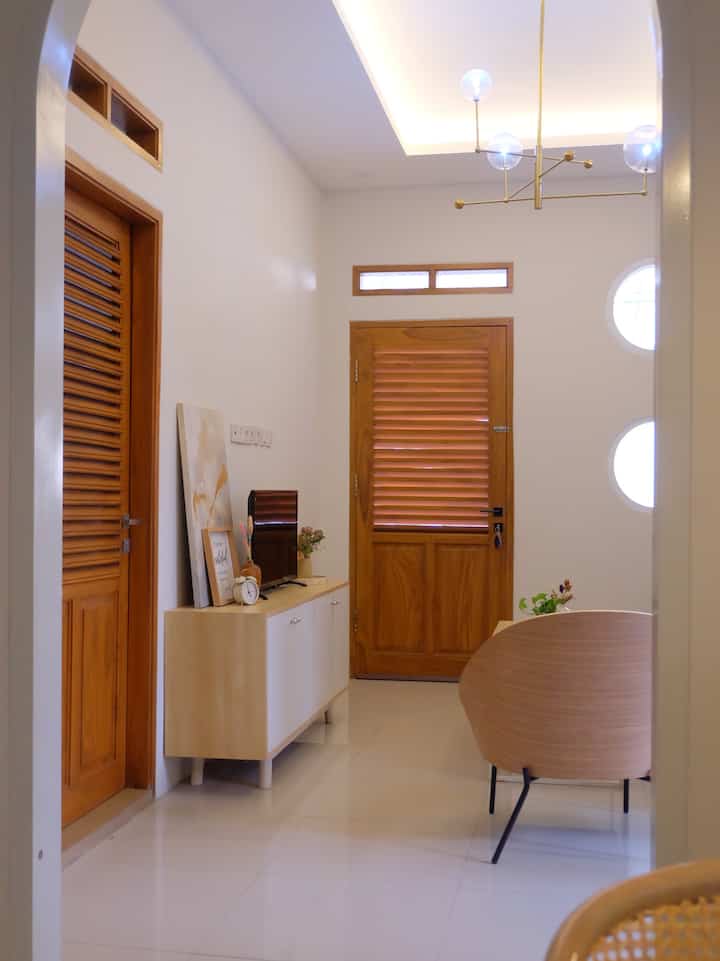 Japandi Twist Korean Style

Rumah tema campur-campur? Why not?!
Kaya rumah kami ini, fasadnya ala-ala rumah jadul jaman kolonial. Jendela dan pintu model krepyak ala rumah jawa. Pintu lengkung & furniture model minimalis, beberapa furniture ala-ala japanese-korean interior. 

Tapi meskipun nyangkut ke banyak tema, aku tetap berpegang pada 1 prinsip yaitu warna. Asalkan warna putih dikombinasikan dengan motif kayu, cocok aja masuk rumah ini. 

Menurut kalian gimana? 🤗🫶🏻

#JapandiHome
#RumahMinimalis
#RumahMilenial
#InteriorModern
#RumahDeveloper