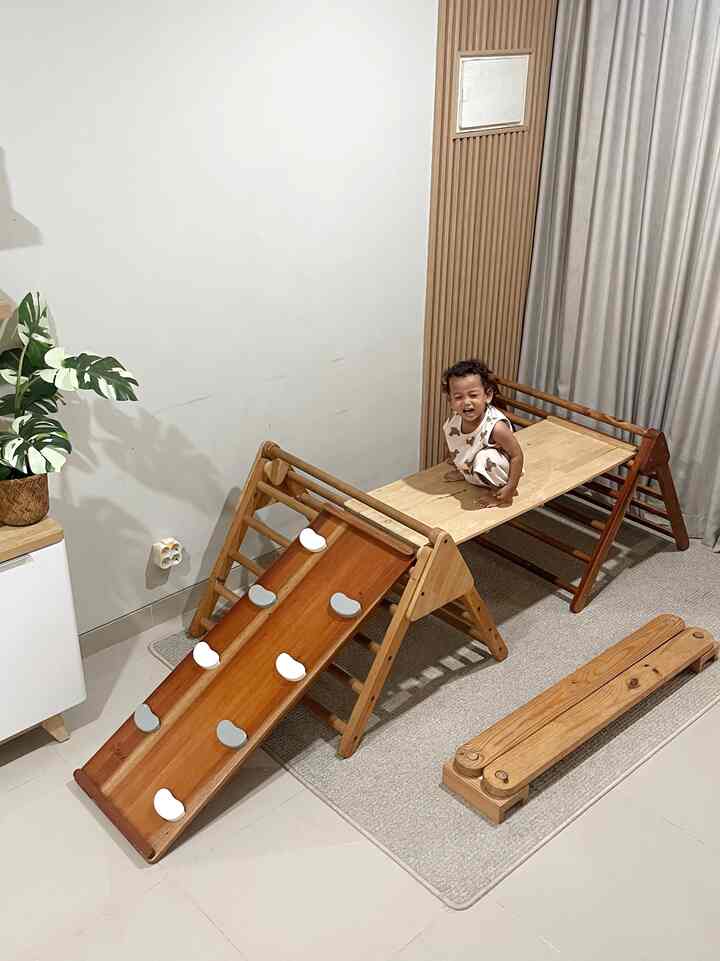 Kids Friendly Home 🧑🏽‍🦱✨
——
Sampai saat ini aku masih mengusahakan rumahku untuk menjadi tempat yang nyaman bagi anakku dalam beraktivitas. Main dan explore segala hal! Ga bisa dipungkiri pasti anak masih toddler kayak gini mainannya seabreg, makanya aku gunakan furniture dengan laci tertutup sebagai penyimpanan mainan tersebut agar selalu terlihat rapih dan mudah dibersihkan (disembunyikan 🤣). Untuk tipe mainan, karena aku juga mempertimbangkan estetika, aku pilih yang berbahan kayu foodgrade. Pastikan finishingnya rapih agar tidak melukai si kecil ya!

Ohya khusus untuk kamar tidur, di 6 bulan pertama, anakku tidur sendiri di Baby Crib. Tapi setelah itu kami tidur sekasur dan agar aman, aku pasang Bed Rail di sekeliling kasurku.

#KidsFriendlyHome #RumahRamahAnak #FamilyFriendlyDesign #BabyRoom #KidsRoom #KamarAnak #PlayRoom