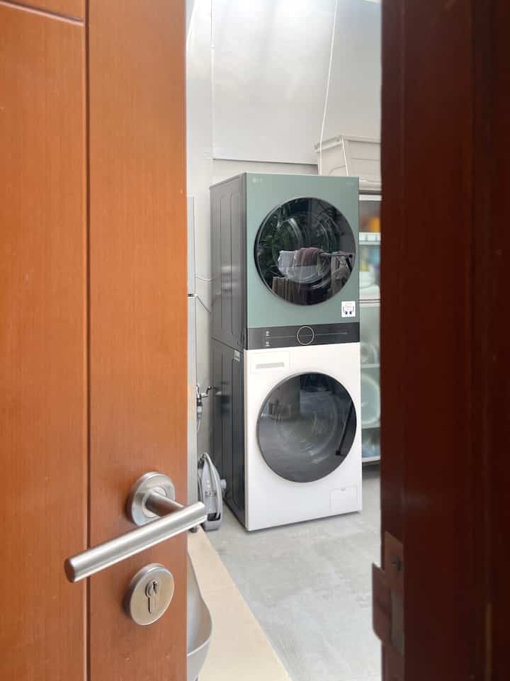 Laundry Room Update
——
Masya Allah akhirnya punya mesin cuci impian yang mana bener-bener nge elevate laundry room ku ini! 😭✨ 

#LaundryRoom #RuangCuci #RumahMinimalis #RuangJemur #LaundryDesign #RumahDeveloper #RumahCluster