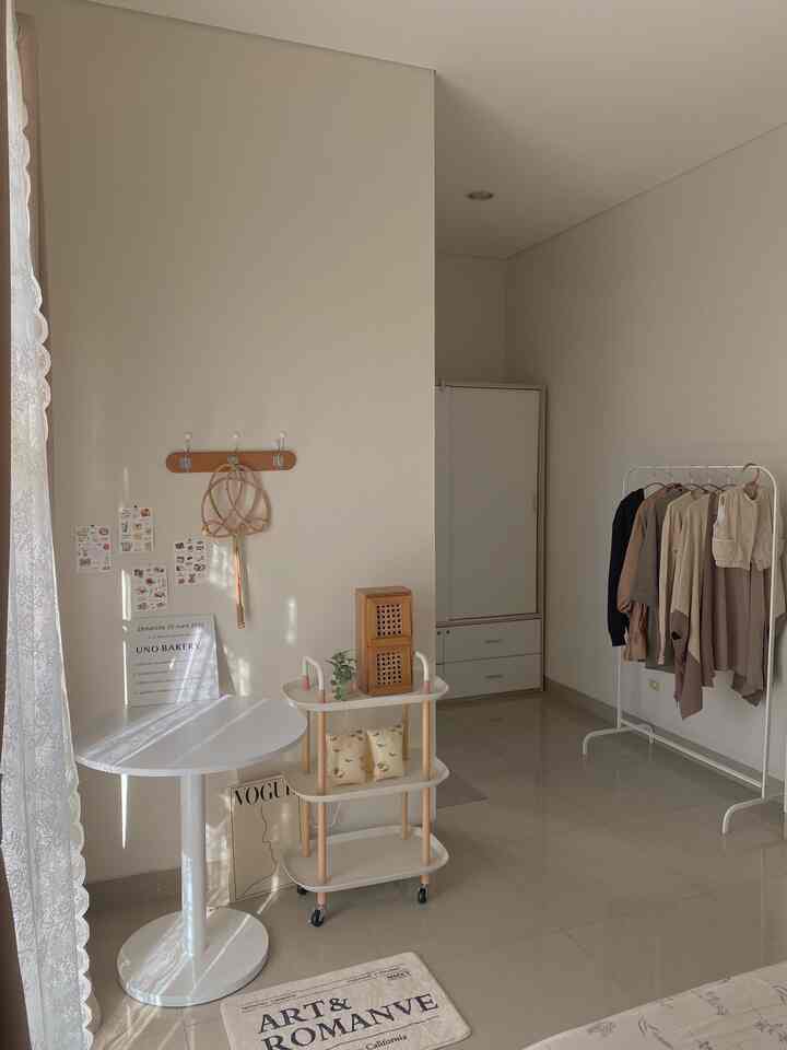 my bedroom = my studio 🎀✨🪴🥨

#bedroom
#koreanbedroom
#whiteandwood
#kamartidur 
#sudutfavorit
#gantunganbaju
#mejaestetik