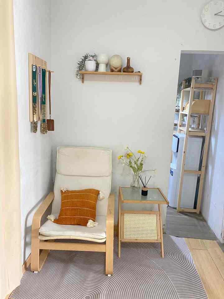 Pojokan di rumah dinas adiba yg aku dekor dengan kursi malas dari ikea pello beserta meja estetik rotan dan gantungan medali pak suami yg aku taruh di pegboard, bagus juga buat di jadikan home decor
#ruangpojokan #rumahmungil #rumahdinaspedesaan #rumahpedesaan #minimalis #japandistyle