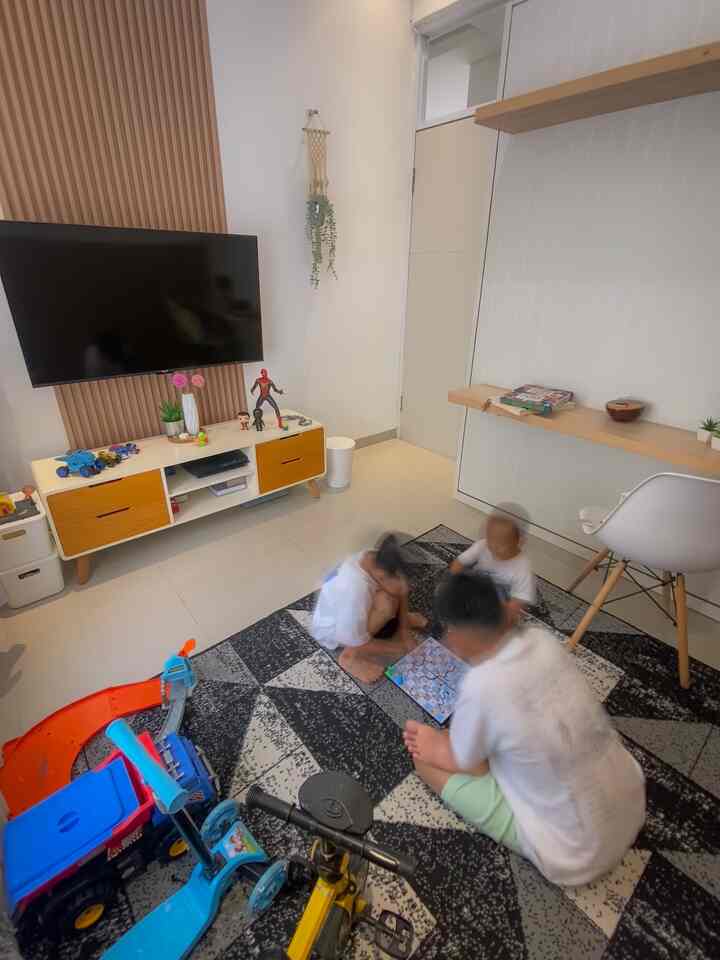 Ruangan Bebas Berantakan di Rumah d_houseds

Hai tetangga O!house..
Dirumah ini aku memberikan ruang bebas berantakan untuk anak-anak bermain. Rumah ini ada dua lantai. Pada setiap lantai terdapat box tempat mainan. Pada lantai dua ada satu box mainan didalam kamar mereka. Dilantai satu area bermain mereka menyatu dengan ruang tv. Segala kebutuhan main mereka dilantai satu ada dikamar itu. Di ruangan itu mereka bebas bermain sepuasnya. Dengan menetapkan salah satu ruangan sebagai tempat bermain dengan segala aktifitasnya maka ruangan lain akan tetap tertata rapi sesuai fungsinya. Untuk tempat mainan aku menggunakan storage box putih yang aestetik dan kabinet meja Tv. Sedangkan beberapa maianan dijadikan pajangan. Merapihkan dan menjaga keastetikan rumahpun menjadi lebih mudah selain itu anak-anak pun tetap mendapatkan haknya untuk bebas bermain dan beraktifitas. Tapi rumah tetap siap menerima tamu kapanpun dalam kondisi rapi. 


#KidsFriendlyHome
#RumahRamahAnak
#FamilyFriendlyDesig
#ruangbermainanak
#ruangserbaguna
#rumahdeveloper
#cimahi
#bandung