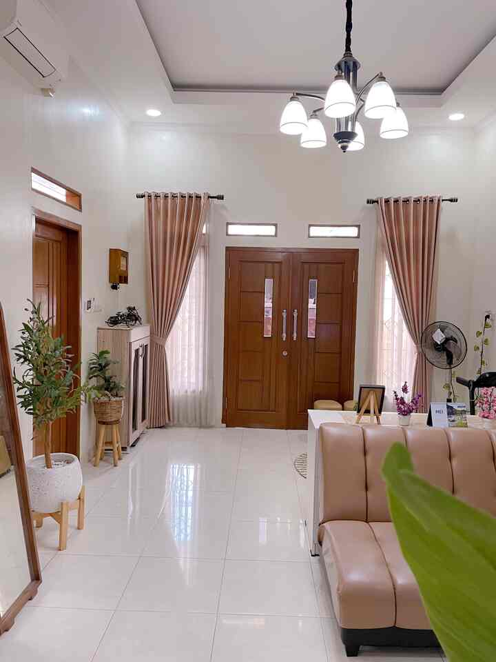 Untuk menciptakan rumah yang ramah anak, kami meminimalisir barang-barang yang ada. Supaya anak tetap leluasa bergerak aktif tanpa hambatan.
Untuk sofa kami juga memilih dari bahan yang mudah dibersihkan.
Kami memilih cat di dinding dengan warna cerah supaya rumah terkesan luas dan material yang mudah diberaihkan 😊

#kidsfriendlyhome #rumahramahanak #familyfriendlydesign #rumahminimalist #rumahbekasi #homedecorbekasi