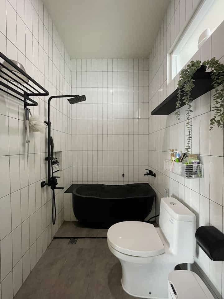 
Master bathroom ✨

Ruangan inii adalah ruangan si paling beda karena warnanya yang monokrom sendiri, saat yang lain white n wood. 

Alasan awalnya supaya gak gampang kotor dan mudah dibersihkan.. tapj ternyata yang hitam-hitam itu lumayan susaah maintenancenya 😭

Jadi kamar mandi ini mengajarkan penghuni rumahnya supaya rajin bebersih dan gosok-gosok 💪🏻
#kamarmandi #kamarmandimonokrom #inspirasikamarmandi #monochromebathroom #masterbathroom