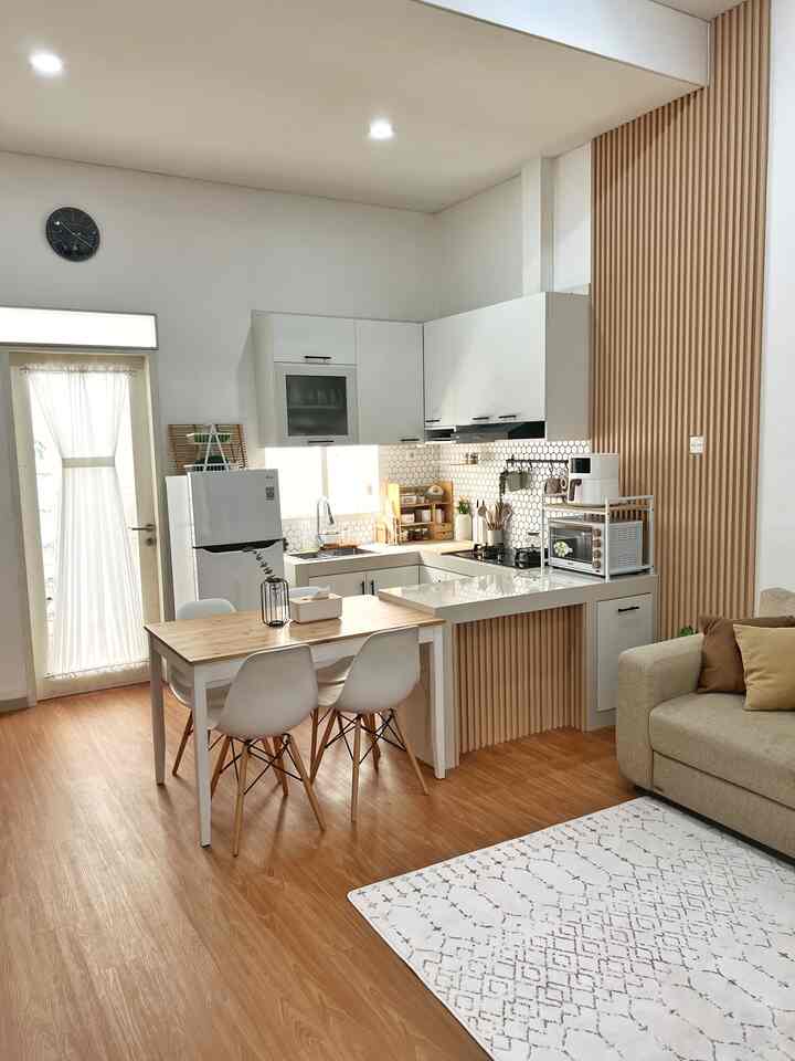 Dapur yang sudah 3 tahun menjadi the heart of this home sekaligus studio bikin konten…

Ukurannya hanya 2 x 2,5 meter termasuk dining room. Awalnya dapur ini bernuansa monochrome, tapi pelan2 aku rubah dekorasi nya menjadi earth tones karena aku lebih menyukai tones yang hangat

Ruangan ini pun aku dekor simple dan child friendly, hampir tidak ada barang pecah belah atau ujung yang tajam sehingga anak2 aman bermain di area ini. Selain itu ruangan yang open space ini memudahkan orang tua untuk bisa memantau anak2 saat mengerjakan tugas rumah sehari2 

#dapur #kitchen #kitchenideas #dapurmungil #kitchendecor #kitcheninspiration