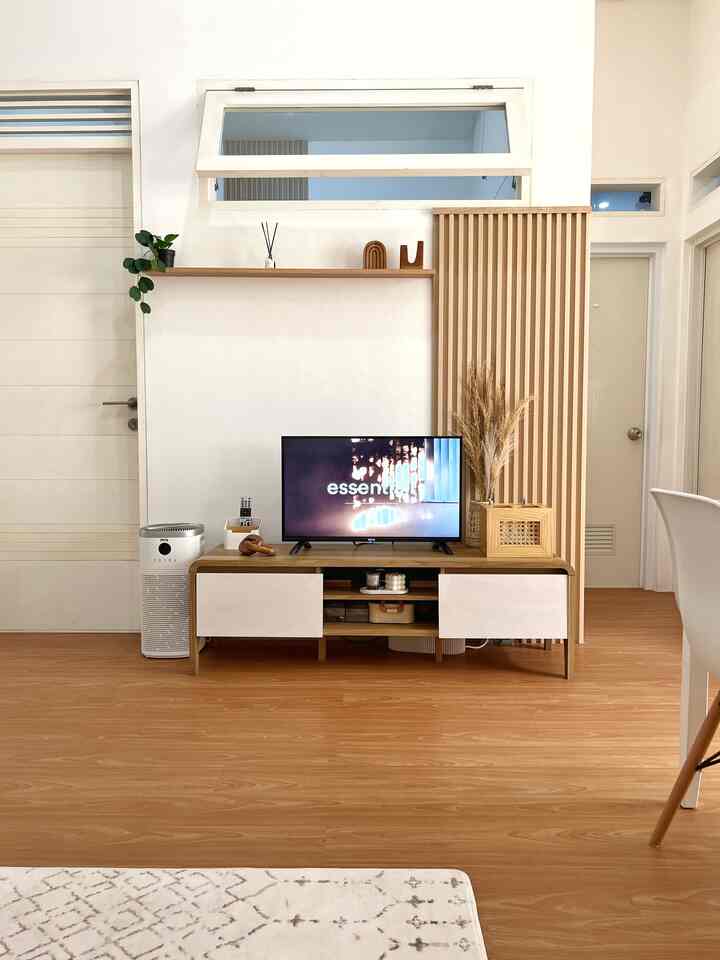 Backdrop tv ala2 modal wallpanel low budget

Di tahun 2023 kmrn akhirnya aku bisa mendekorasi tipis2 ruang TV yang sblmnya polos hanya dinding putih.. meja tv lama masih dipertahankan.. 

Aku membeli ambalan dgn panjang 120 cm dan wallpanel tinggi 2m. Total budget ga sampai 400rb dan untuk sementara cukup membuat ruang tv jd lebih aesthetic🤍


#backdrop #wallpanel #livingroom #backdropideas #ruangtv