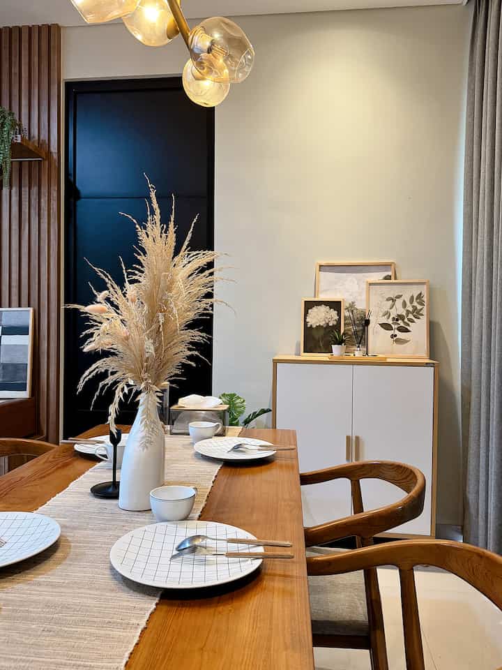 Spall spill benda favorit di rumah 43 ah:

1. Wall Art
Penambahan wall art bikin looks rumah jadi terlihat estetik. Aku sengaja tidak tempel di dinding supaya ngga merusak tembok kalau harus dipaku/dibor. Selain itu jadi bisa dipindah2 juga kalau mau ngonten.

2. Dining Table Set
Dari awal aku pindah ke sini, dia sudah ada. Karna aku udah naksir meja makan + kursinya dari lama.
Btw ini bahannya kayu jati, aku custom di pengrajin jepara gitu. Suka bgt sama pemilihan kayu jati, designnya pun timeless & cocok sama nuansa rumahku.

3. Cermin Curve Pink
One of my fav juga, soalnya warna nya pink & bentuknya curvy so cutieeee haha..
Ini tuh tipikal cermin2 ala Pinterest gitu loooh. Aku custom di pengrajin di Semarang. Niatnya memang buat ditaro di kamar anakku, biar ada touch of pink nya.

4. Meja Bulat Kayu Jati
Round table dgn bahan kayu jati ini aku custom di pengrajin juga. Entah kenapaa skrg banyak bgt design2 yg timeless dgn bahan kayu jati yg udah tau dong kualitasnya kayak apa. Meja ini ngga terlalu besar tp juga gak kekecilan, pas aja gitu aku taro di living room. Biasanya buat naro gelas kopi kalau lg sambil nonton hihi

#BendaFavorit
#RekomendasiDekor
#RecommendedDecorItems 