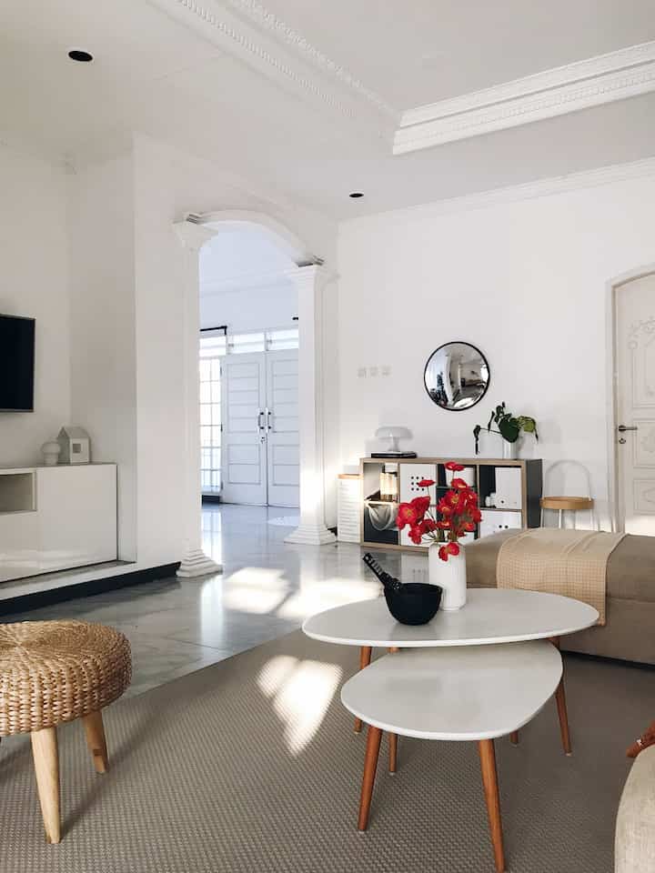 Dari dulu impianku punya rumah satu lantai dengan konsep open space dengan bayangan rumah bakal terasa dan terlihat luas. Selain itu bayanganku kalo suatu saat punya anak, kamar mereka keliatan. Berhubung aku belum punya anak dan adanya anabul, jadi penguasa rumah sekarang adalah mereka 😁
Kalau ada keponakan atau anaknya teman yang ke rumah selalu senang karena bisa main dna lari-lari bebas di dalam rumah.

#KidsFriendlyHome
#RumahRamahAnak
#FamilyFriendlyDesign #openspace #ikeahome #midcenturymodern #petfriendlyhome