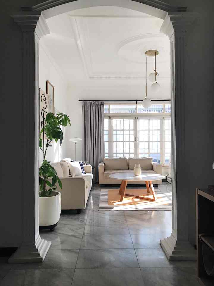 Beberapa hari ini ruang tamu jadi berpenghuni karena banyak keluarga yang datang ke rumah. Karena ga banyak barang di ruangan ini, jadi berantakannya hanya di bagian mejanya saja. Beres-beresnya pun jadi segampang itu.

#livingroom #guestarea #ruangtamu #ikeahome #midcenturymodern #indoorplants #livingroomstyling