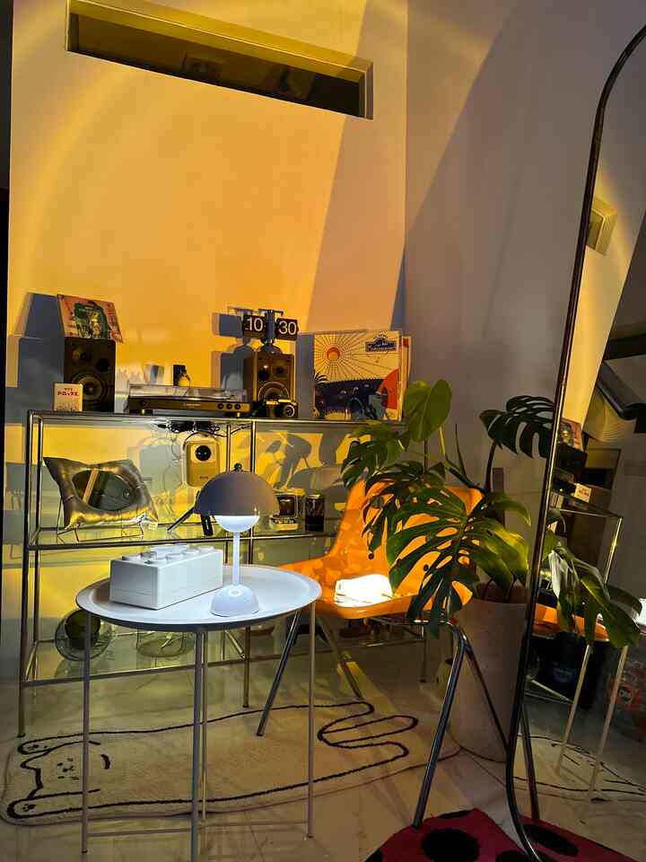 BENDA FAVORIT DI ANGKA HOUSE ✨
-
Sudut ini kita khususkan untuk benda” favorit yang disusun menggunakan rack stainless  menggunakan alas kaca dan benda”nya sebagai berikut : Mushroom Lamp, Sleeping Duck Lamp, Box Tissue Block ala Lego, Turntable ( Vinyl Player ) , Cheese Chair 


#BendaFavorit #RekomendasiDekor #RecomendedDecorItems #homedecor #home #homeinspo #angkahouse 