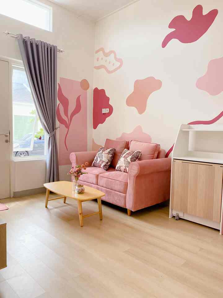Ruang tamu yang punya tema serba pink ini jadi spot favoritku banget 💕 Banyak barang-barang favoritku disini yaitu sofa pink super gemes, meja lipat kayu, mural art dan bunga artificial yang mirip banget aslinya 🥹

#BendaFavorit
#RekomendasiDekor
#PinkyLivingRoom
#RecomendedDecorItems
#MyFaveItems
#PinkDecorIdeas